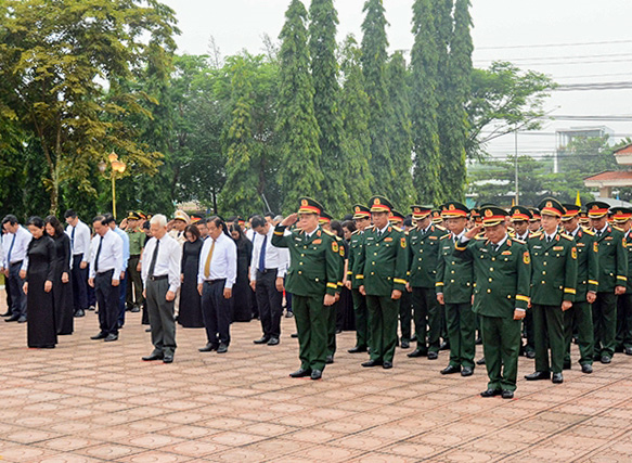 Đại tướng Nguyễn Trọng Nghĩa chủ trì lễ dâng hoa, dâng hương tại Tượng đài Chiến thắng Chốt chặn Tàu Ô
